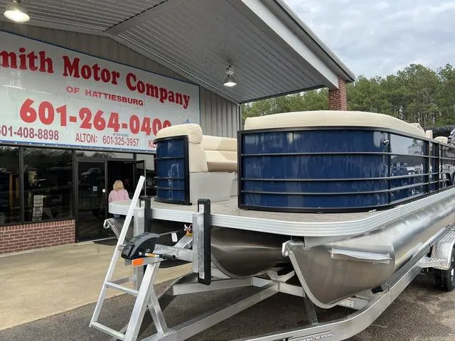 Slide: The Image of Veranda VISTA22RC Tri-Toon 2025 - 7