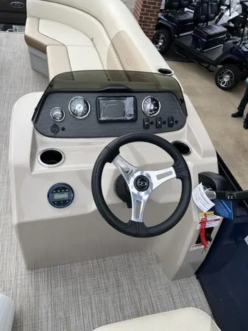 Slide: The Image of Veranda VISTA22RC Tri-Toon 2025 - 8