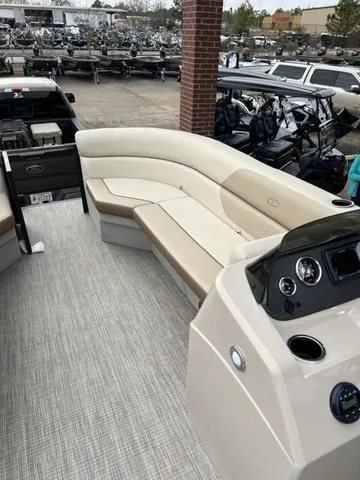 Slide: The Image of Veranda VISTA22RC Tri-Toon 2025 - 9