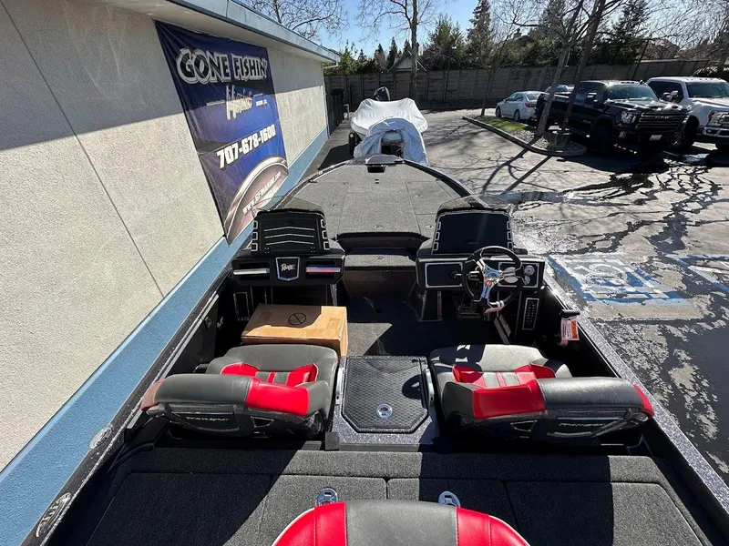 Slide: The Image of 2025 Ranger Z521 boat dashboard with Humminbird display and steering wheel. - 12