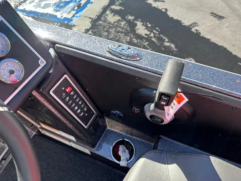 Slide: The Image of Ranger Z521 2025 boat specifications and pricing details with performance features. - 23