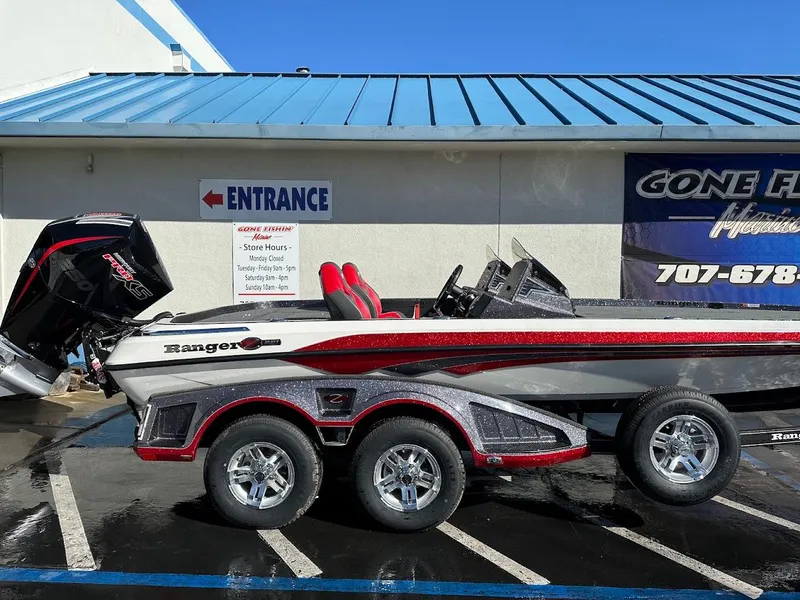 Slide: The Image of 2025 Ranger Z521 boat interior with dual seats, steering wheel, and Humminbird electronics. - 7