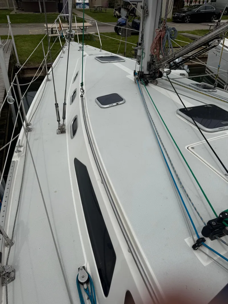 Slide: The Image of 2001 Catalina 42 MkII sailboat deck with rigging and hatches. - 4