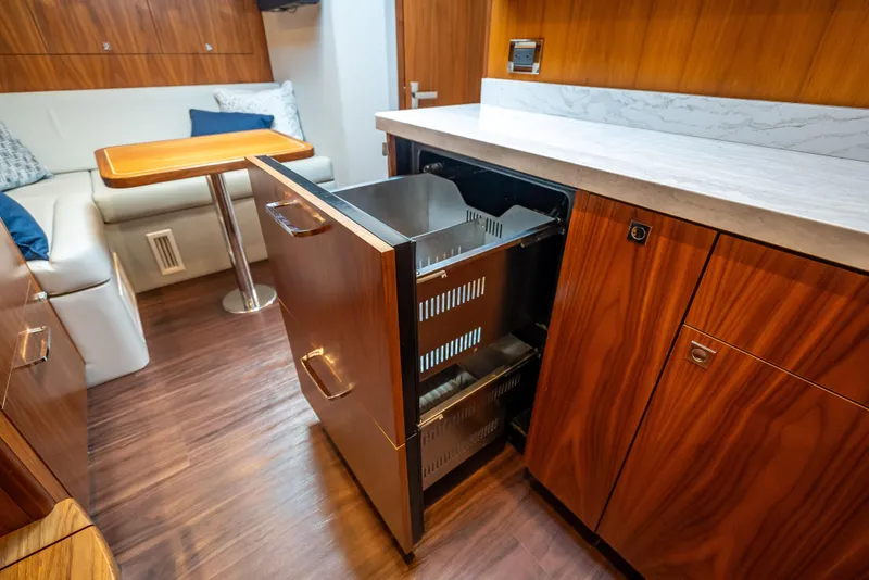 Slide: The Image of Hatteras 45 Express 2020 - 61