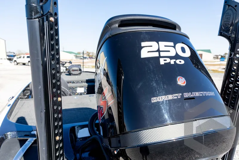 Slide: The Image of 2017 Nitro Z21 Z-PRO boat with 250 Pro direct injection engine. - 18