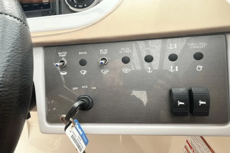 Slide: The Image of Sea Ray 270 SDX Outboard 2017 - 15