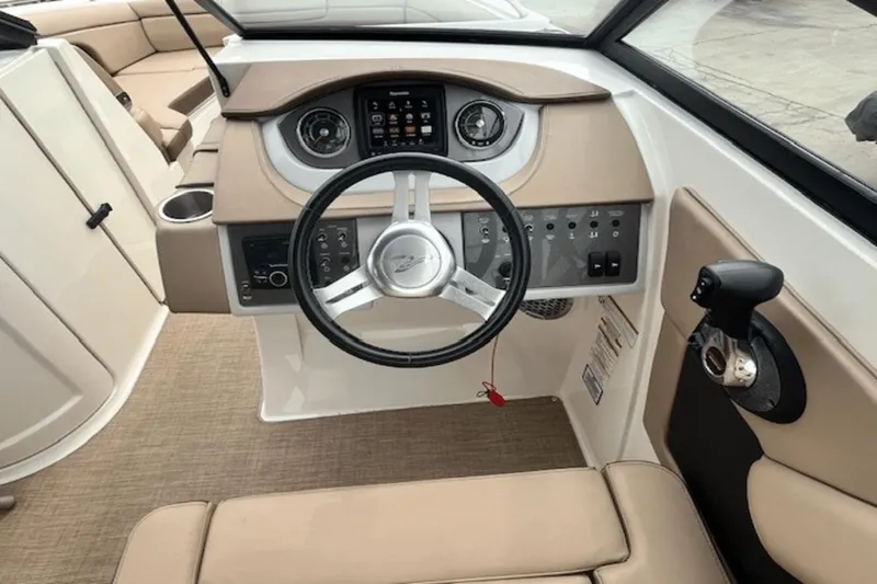 Slide: The Image of Sea Ray 270 SDX Outboard 2017 - 16