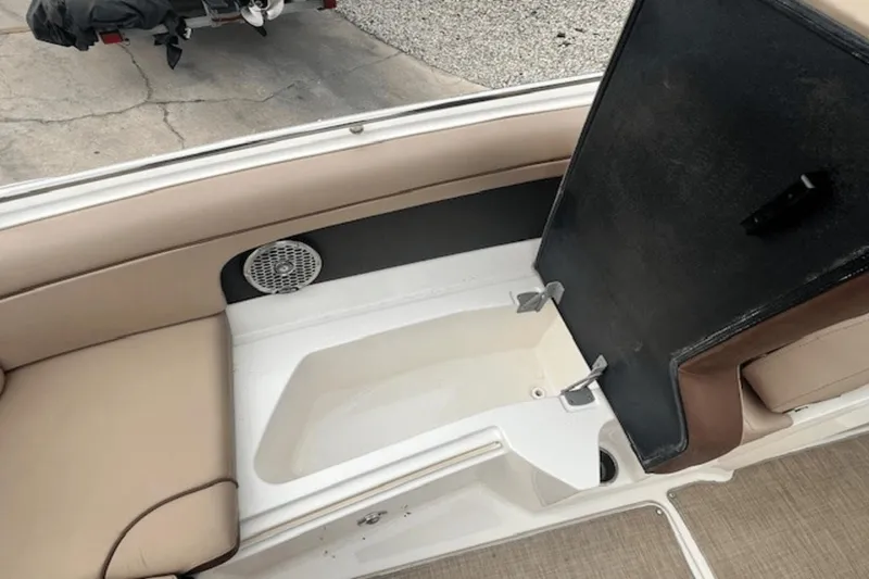 Slide: The Image of Sea Ray 270 SDX Outboard 2017 - 28