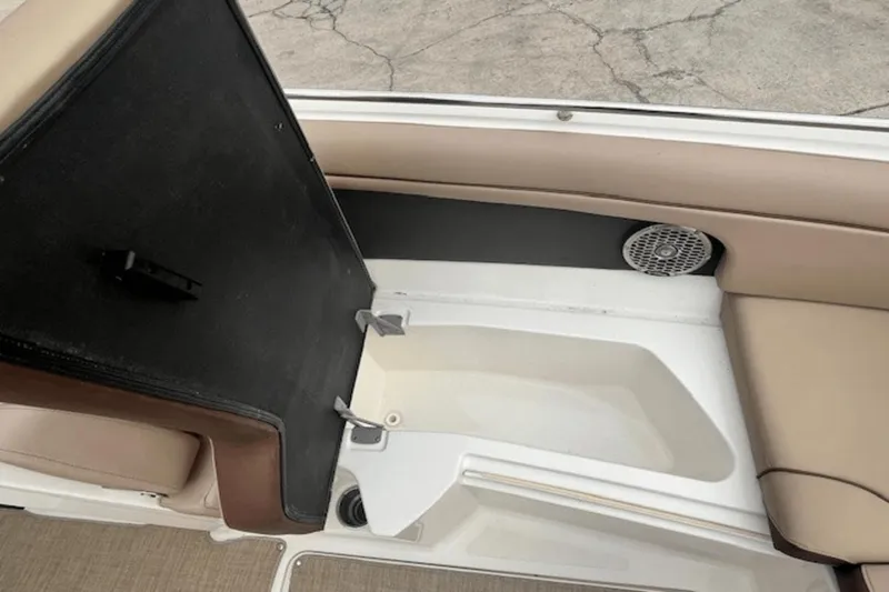 Slide: The Image of Sea Ray 270 SDX Outboard 2017 - 29