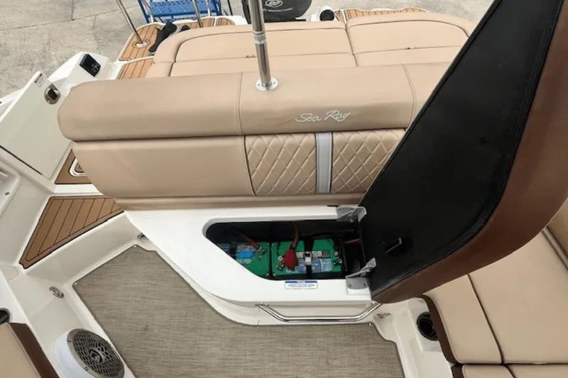 Slide: The Image of Sea Ray 270 SDX Outboard 2017 - 30