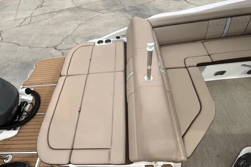 Slide: The Image of Sea Ray 270 SDX Outboard 2017 - 31