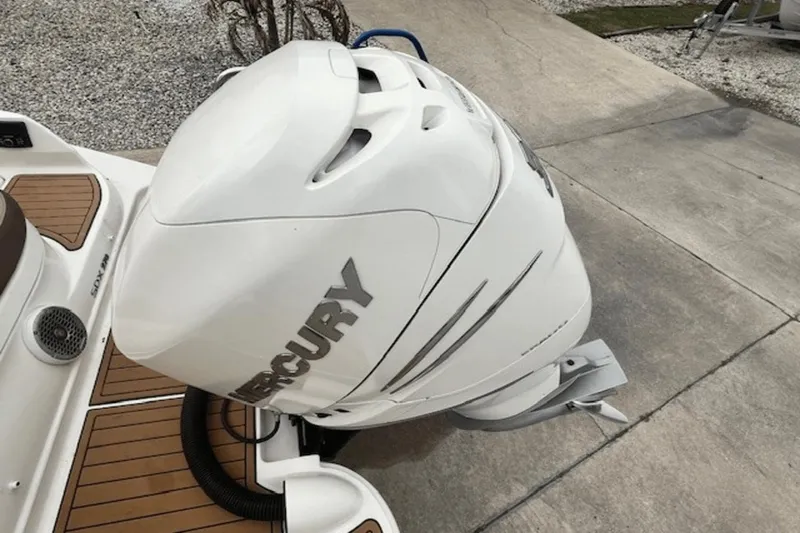 Slide: The Image of Sea Ray 270 SDX Outboard 2017 - 32