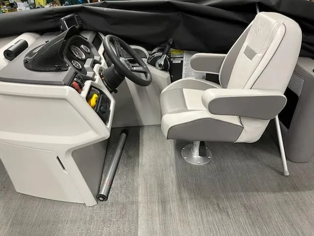 Slide: The Image of 2022 Sweetwater 2286SBCX boat interior with steering console and captain's chair. - 4