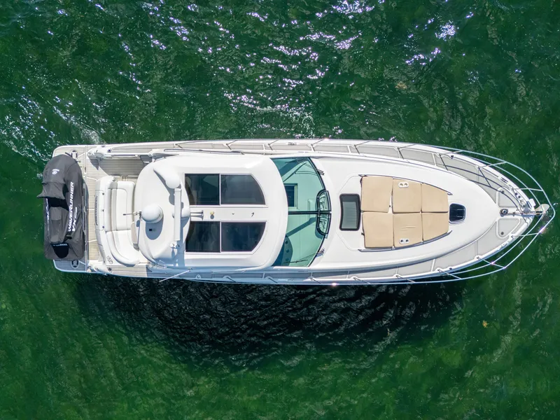 Slide: The Image of Overhead view of 2010 Sea Ray 500 Sundancer yacht on green water. - 18