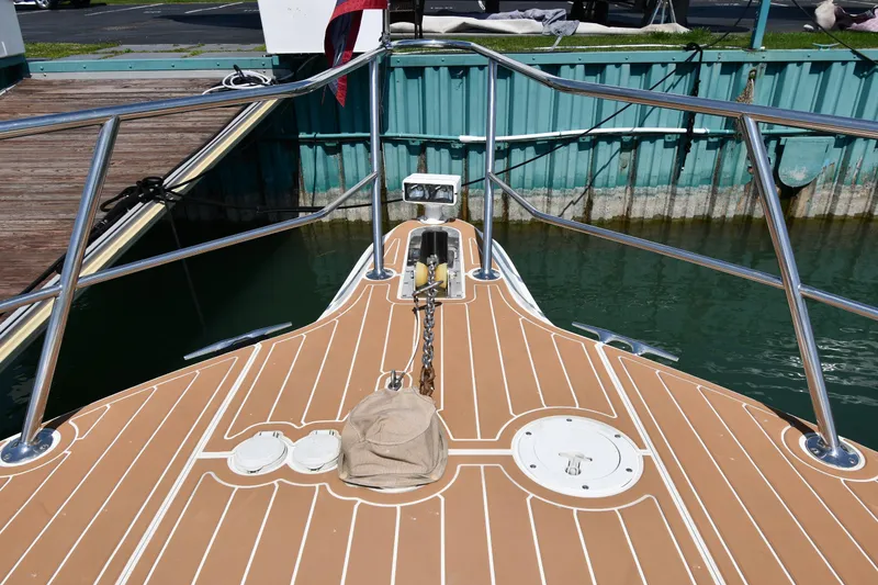 Slide: The Image of Bow of 1998 Sea Ray 500 Sundancer yacht with teak deck and anchor chain. - 7