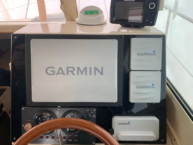 Slide: The Image of Helm of 2006 Albin 28 Tournament Express with Garmin navigation equipment. - 40