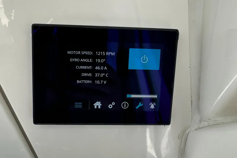 Slide: The Image of Display screen on 2019 Pursuit OS 355 Offshore showing motor speed and battery status. - 6