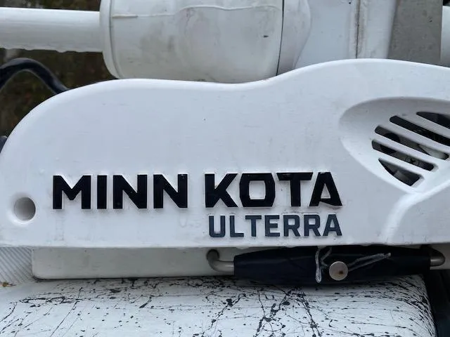 Slide: The Image of Minn Kota Ulterra motor on 2023 Dargel 250Kat HDX boat. - 21