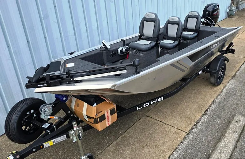 The Image of Trolling motor, fishfinder, aerated livewell, navigation lights, all welded aluminum construction - 0