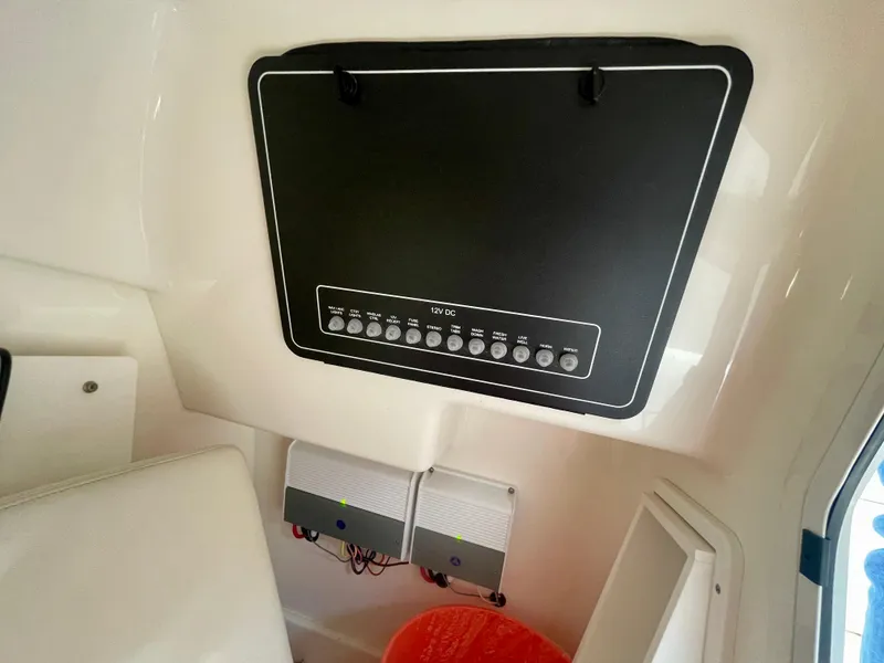 Slide: The Image of Boston Whaler 230 Vantage 2018 - 53