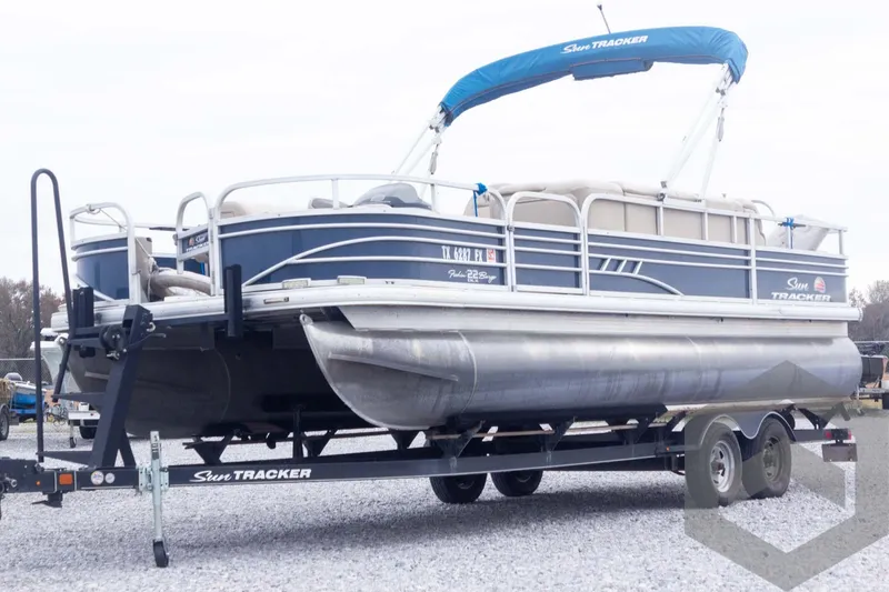 Slide: The Image of 2020 Sun Tracker Fishin' Barge 22 DLX pontoon boat on trailer. - 12