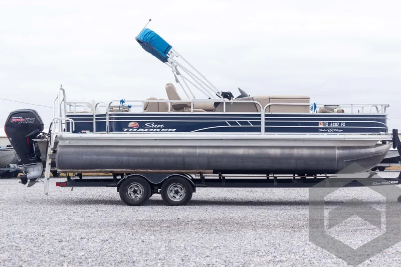 Slide: The Image of 2020 Sun Tracker Fishin' Barge 22 DLX pontoon boat on trailer. - 15