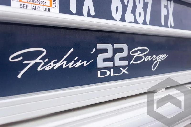 Slide: The Image of 2020 Sun Tracker Fishin' Barge 22 DLX logo on boat exterior. - 20