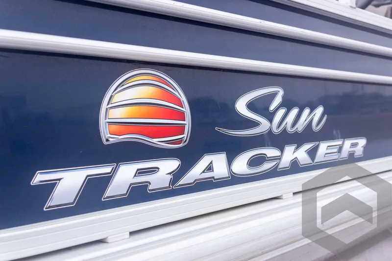 Slide: The Image of 2020 Sun Tracker Fishin' Barge 22 DLX logo on boat exterior. - 21