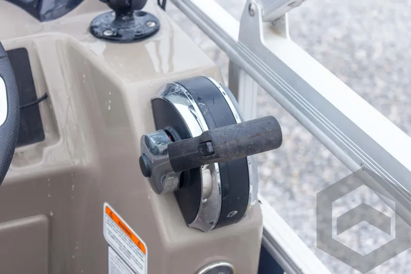 Slide: The Image of Throttle control of 2020 Sun Tracker Fishin' Barge 22 DLX pontoon boat. - 40