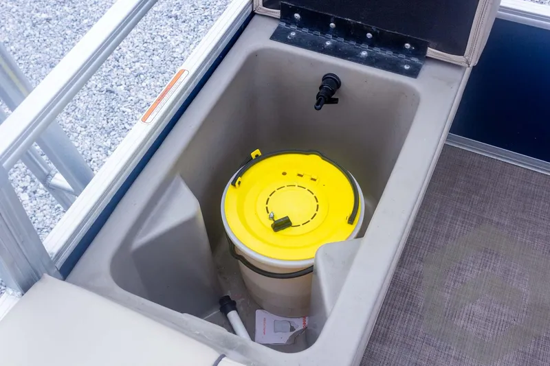 Slide: The Image of Sun Tracker Fishin' Barge 22 DLX 2020 - 51