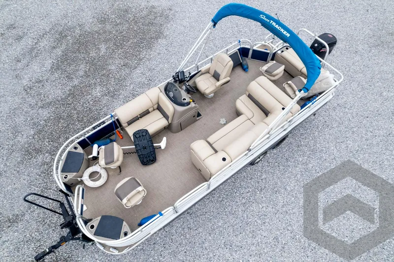 Slide: The Image of Sun Tracker Fishin' Barge 22 DLX 2020 - 57