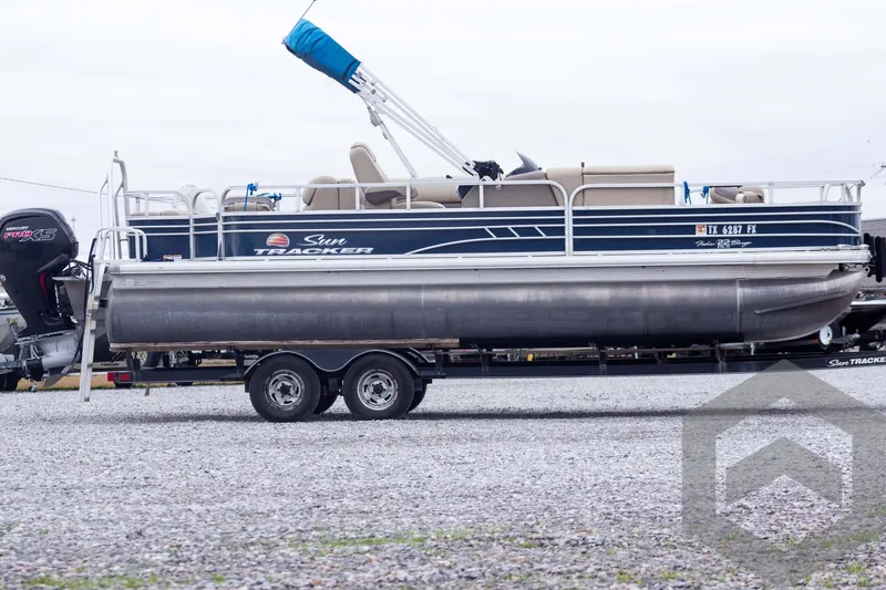 Slide: The Image of 2020 Sun Tracker Fishin' Barge 22 DLX pontoon boat on trailer. - 6