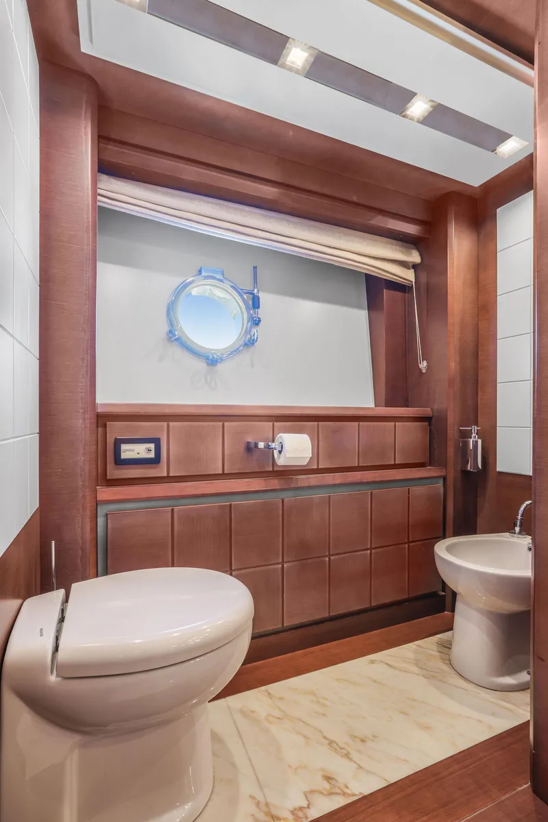 Slide: The Image of Master stateroom head, aft outboard side - 23