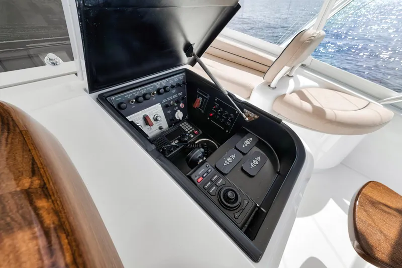 Slide: The Image of Viking 70 Convertible 2015 - 64