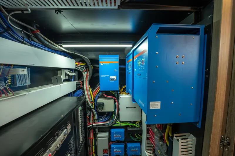 Slide: The Image of Electrical system setup in a Horizon PC60, 2020 model, featuring blue power units and wiring. - 40