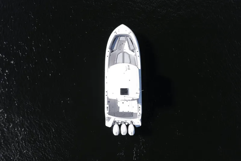 Slide: The Image of Boston Whaler 360 Outrage 2026 - 15