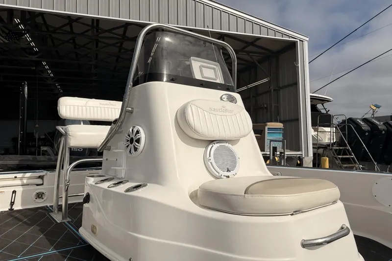 Slide: The Image of NauticStar 2200 TORNAMENT 2010 - 21