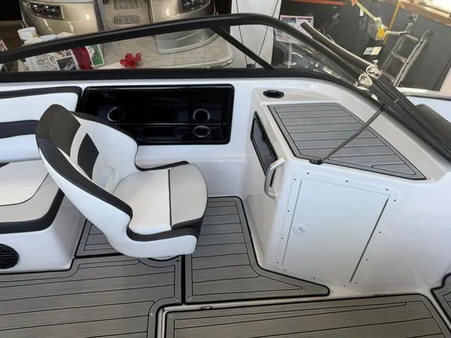 Slide: The Image of Yamaha 195S 2025 - 10