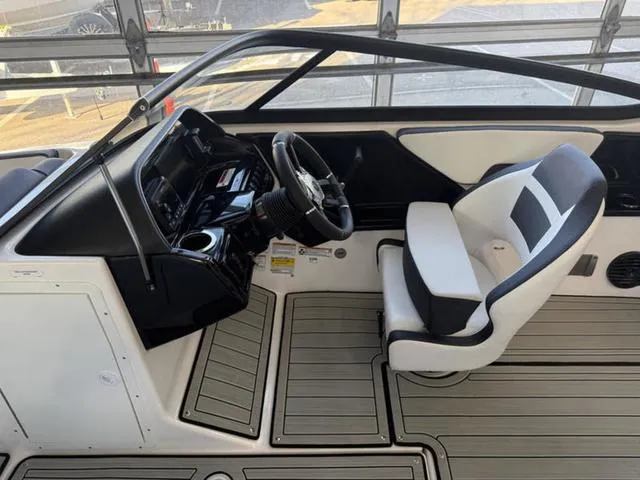 Slide: The Image of Yamaha 195S 2025 - 12