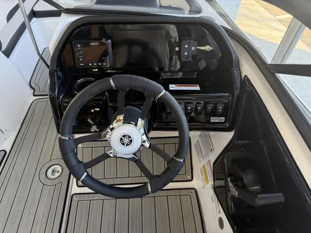 Slide: The Image of Yamaha 195S 2025 - 13