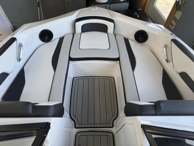 Slide: The Image of Yamaha 195S 2025 - 18