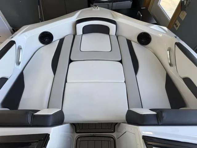 Slide: The Image of Yamaha 195S 2025 - 20