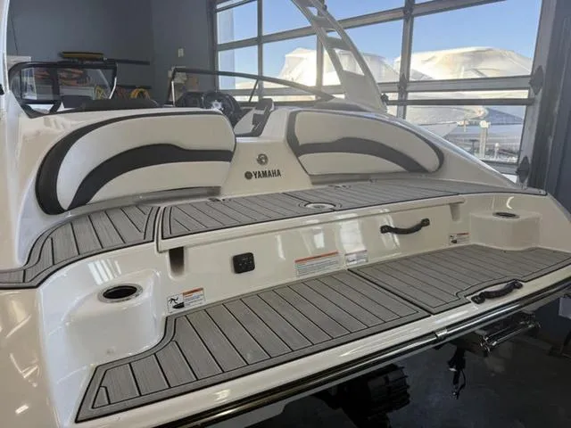 Slide: The Image of Yamaha 195S 2025 - 3