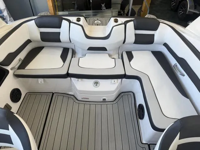 Slide: The Image of Yamaha 195S 2025 - 5