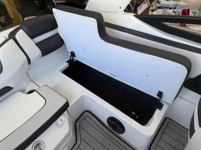 Slide: The Image of Yamaha 195S 2025 - 6