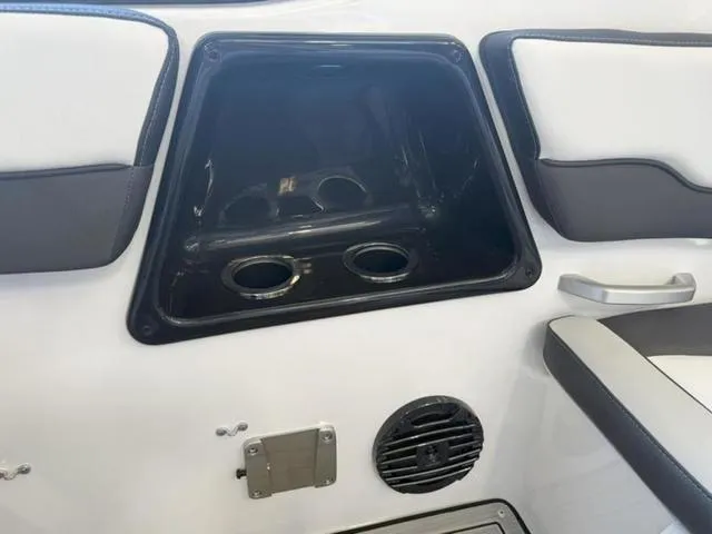 Slide: The Image of Yamaha 195S 2025 - 7