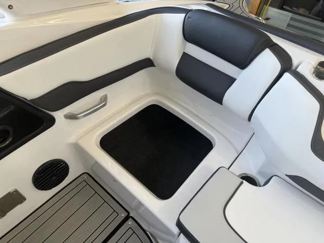 Slide: The Image of Yamaha 195S 2025 - 8