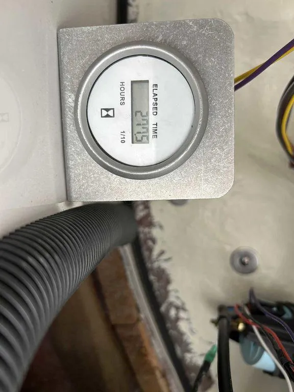 Slide: The Image of Hour meter showing 219.5 hours on a 2018 Four Winns Horizon 190 boat. - 13