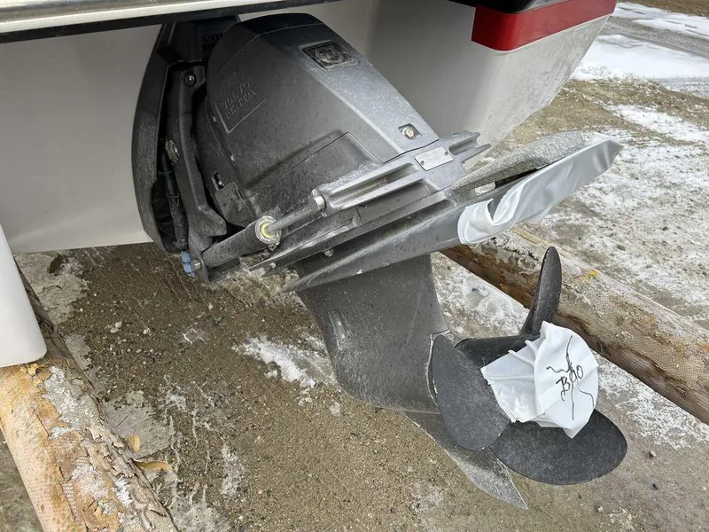 Slide: The Image of 2018 Four Winns Horizon 190 boat propeller on a sandy surface. - 4