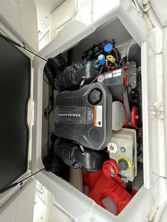 Slide: The Image of 2018 Four Winns Horizon 190 boat engine compartment with Volvo Penta motor. - 8